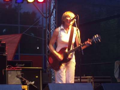 Foto: Bernadette La Hengst mit Gitarre